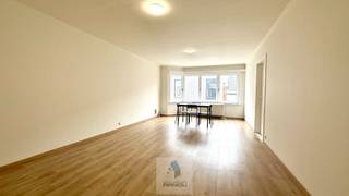Op zoek naar een ruim appartement in Deinze?Dit verzorgde appartement in de Achiel Van Eechautestraat combineert rustig wonen met een vlotte...