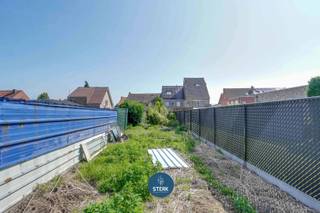 OP TE KNAPPEN GEZINSWONING OP EEN GUNSTIGE LOCATIE NABIJ CENTRUM LANAKEN !We vinden deze gesloten woning met een bewoonbare oppervlakte van 166 m²...