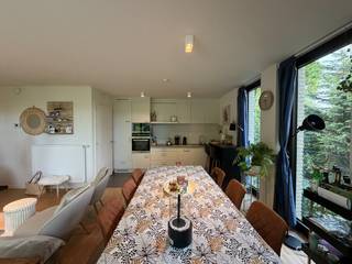 Gelegen aan de Grote Steenweg 92/103 te Olsene, vinden we dit aangename appartement op de eerste verdieping terug. Het appartement geniet van een rustige en groene omgeving met een vlotte en gunstige ligging.<br /><br />Het appartement omvat een inkomhal, een lichtrijke leefruimte met open en volledig ingerichte keuken voorzien van alle toestellen, twee slaapkamers, een aparte toiletruimte en een moderne badkamer met dubbele lavabo en inloopdouche.<br /><br />Daarnaast beschikt het appartement over een gezellig terras, een praktische berging binnen het appartement én een ondergrondse parkeerplaats inbegrepen in de huurprijs.<br /><br />Onmiddellijk beschikbaar.<br />EPC:A<br /><br />Interesse? Contacteer