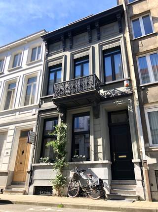<p>Beschikbaar vanaf 01 sept 2026: luxe herenwoning met zonnige stadstuin op absolute toplocatie in de begeerde Harmoniewijk! Deze woning wordt ongemeubeld verhuurd en is uiterst geschikt als gezinswoning in een veilige, residentiële buurt, met een perfecte mobiscore: op 2 minuten wandelen ontdek je een slagerij, bakker, supermarkt, groot aanbod scholen, crèches, vlot bereikbaar via snelwegen en openbaar vervoer. Indeling: inkomhall met gastentoilet, vestiaire, riante leefruimte met authentieke plafonds, luxekeuken met toestellen en aansluitend een zonnige groene stadstuin! Er zijn 3-4 slaapkamers en 2 badkamers waarvan 1 met sauna. Droge kelder. Interesse? Zend ons een mailtje met uw kandidatuur! Huurprijs €3.500/maand.</p>
