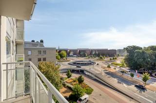 Dit ruime en lichtrijke appartement op de zesde verdieping van residentie Ten Hove biedt 106 m² wooncomfort op een uitstekende locatie nabij Brugge.<br /><br />Het beschikt over een aangename woonkamer met parketvloer en terras, een aansluitende keuken, twee ruime slaapkamers waarvan één met eigen terras, een badkamer, apart toilet en een ruime berging/bureauruimte.<br /><br />Het appartement is momenteel eerder klassiek ingericht en biedt daardoor de mogelijkheid om het appartement stap voor stap te moderniseren en volledig naar eigen smaak in te richten.<br /><br />Een belangrijke troef is de verzorgde residentie: de voorbije jaren werden de gevels, het dak en de terrassen gerenoveerd en werd de stookplaats volledig vernieuwd. De belangrijkste gemeenschappelijke investeringen zijn dus reeds uitgevoerd en er zijn momenteel geen grote werken gepland.<br /><br />Daarnaast beschikt het appartement over een ondergrondse kelderberging en is er de mogelijkheid om een afgesloten garage aan te kopen voor € 35.000.<br /><br />De ligging is bijzonder praktisch: scholen, winkels, het station, de expresweg en het centrum van Brugge bevinden zich op korte afstand.<br /><br />106 m² | 2 slaapkamers | 2 terrassen | 6de verdieping | EPC B | garage mogelijk<br /><br />Belangrijk: de afhandelingskost tbv €2.499 is ten laste van de verkoper.<br /><br />De algemene voorwaarden van Dewaele DIY kunt u steeds raadplegen via dewaele.com.<br /><br />Bestuursmaatregelen in het maatregelenregister: in aanvraag