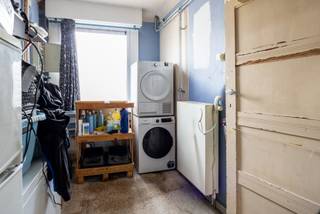 Locatie
De woning geniet van een centrale ligging in Deurne, met tal van voorzieningen in de nabije omgeving. Op slechts enkele minuten fietsen bevindt zich het Rivierenhof, een van de grootste en mooiste parken van Antwerpen, ideaal voor ontspanning en recreatie. Ook het Wijnegem Shopping Center ligt op korte afstand, ongeveer 10 minuten met de wagen. Hierdoor heb je gemakkelijk toegang tot een uitgebreid aanbod aan winkels en horeca. Daarnaast is de woning uitstekend bereikbaar met het openbaar vervoer (tram- en bushaltes in de buurt), wat zorgt voor een vlotte verbinding naar het centrum van Antwerpen. Ook belangrijke invalswegen zijn makkelijk bereikbaar.

Indeling
Bij het betreden van de woning kom je in de inkomhal, waar zich aan de rechterzijde de wasruimte bevindt. Verder door de hal bereik je de ruime leefruimte met aansluitend de ingerichte keuken. Achteraan de woning bevindt zich een apart toilet en de toegang tot de tuin (zuid-oost), waar je kan genieten van de buitenruimte.

Op de eerste verdieping zijn er twee zeer ruime slaapkamers. Via één van de slaapkamers krijg je toegang tot de badkamer, die voorzien is van een bad met douchefunctie, dubbel wastafelmeubel en toilet.

Op de tweede verdieping zijn er nog twee volwaardige slaapkamers aanwezig, ideaal als extra slaap-, werk- of hobbyruimte.

Troeven
• Veel potentieel
• 4 ruime slaapkamers
• Tuin (zuid-oost gericht)
• Centrale ligging nabij park en winkels
• Vlotte verbinding met openbaar vervoer