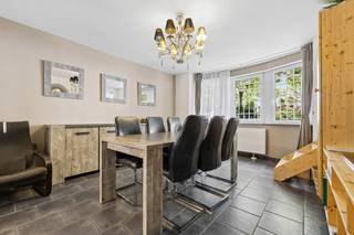 <p>Laeken – Stuyvenbergh à proximité du CHU Brugmann et de l’Atomnium – belle Maison unifamiliale de ±215m² habitables avec jardin datant de 1922 sur un terrain de ±1,90 are.</p>
<p><u>Rez-de-jardin</u> :</p>
<ul>
<li>Hall ±12m²</li>
<li>Salon ±18m² - Carrelages</li>
<li>SAM avec cuisine équipée ±22m²</li>
<li>Accès vers terrasse ±10m² et jardin ±90m² (Sud-Est)</li>
</ul>
<p><span>Rez-de-chaussée</span> : Bel Etage :</p>
<ul>
<li>Chambre1 (actuellement 2<sup>ème</sup> salon) ±20m² - Quick-Step</li>
<li>Chambre2 ±18,5m²</li>
<li>SDD (douche, lavabo, WC, emplacement pour machine à laver)</li>
<li>Bureau/pièce polyvalente ±9m²</li>
</ul>
<p><u>1<sup>er</sup> étage</u> :</p>
<ul>
<li>Palier</li>
<li>Chambre3 ±17m² - Quick-Step</li>
<li>Chambre4 ±17m² - Quick-Step – balcon avant</li>
<li>SDD (douche, lavabo, WC)</li>
</ul>
<p><u>2ème étage (combles) :</u></p>
<ul>
<li>Chambre 5 ± 30m² avec cuisine et coin douche (douche, lavabo, WC)</li>
</ul>
<p><span>Grenier</span> : ±8m²</p>
<p>Cave ±10m², WC, chaudière gaz et boiler eau chaude</p>