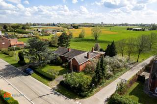 Op een toplocatie in Putte bevindt zich deze charmante, landelijke woning met 3 à 4 slaapkamers, een dubbele garage en extra bergruimte, gelegen op een prachtig perceel van maar liefst 1.998 m². Dankzij de gunstige ligging geniet u van een vlotte bereikbaarheid via belangrijke invalswegen, terwijl het centrum met winkels, scholen en openbaar vervoer zich op fietsafstand bevindt.<br /><br />Via de ruime inkomhal met vestiaire betreden we de volledig gelijkvloerse woning. De lichtrijke leefruimte wordt gekenmerkt door grote raampartijen die een mooi uitzicht bieden op de tuin en de omliggende weilanden. Hier is voldoende plaats voor een gezellige zithoek en een aparte eetruimte. Aansluitend bevindt zich de volledig uitgeruste keuken, voorzien van de nodige toestellen en met toegang tot de veranda.<br />Verder treffen we een praktische hal met berging en een apart gastentoilet. De nachthal leidt naar drie volwaardige slaapkamers en een extra kamer die perfect kan dienen als bureau of kinderkamer. Daarnaast is er een badkamer en bijkomende bergruimte aanwezig. De woning beschikt bovendien over een inpandige garage en een extra buitenberging/garage.<br /><br />Een grote troef is de zeer ruime opbergzolder. Het prachtig aangelegde perceel met royale tuin vormt een oase van rust en privacy, ideaal om volop te genieten van de groene omgeving en het buitenleven. Het terras zorgt voor extra comfort en de volledig omheinde tuin maakt het geheel compleet.<br /><br />Dit is een uitstekende opportuniteit als u op zoek bent naar een woning gelegen op een uniek perceel van 1998 m². Contacteer ons voor meer informatie op 0475 47 59 76 of via info@boonstravastgoed.be<br /><br />Bijzonderheden:<br />- 3 tot 4 slaapkamers<br />- Veranda, terras en tuin<br />- Ruim perceel van 1998 m²