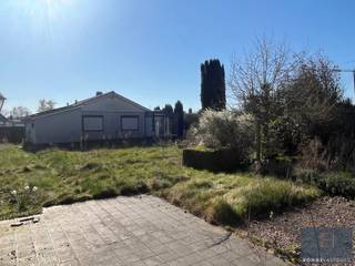 Op zoek naar de ideale stek om uw nieuwe thuis te bouwen? Mis deze kans niet.<br /><br />In deze kleinschalige verkaveling van slechts 2 loten bouwgrond kunt u uw halfopen bebouwing naar eigen wens bouwen. U kiest er volledige vrij uw eigen architect en aannemers.<br />Bouwmogelijkheden: <br /><br />-Halfopen bebouwing<br />-Gevelbreedte van 7m<br />-Bouwdiepte van 15m<br /><br />Lot 1: 558m² - €246.000<br />Lot 2: 562m² - €248.000<br /><br />Indien u voldoet aan de voorwaarden is heropbouw aan 6% BTW mogelijk. <br /><br />Contacteer Bonne Vastgoed 7 op 7 voor meer info via 0468104040 of info@bonnevastgoed.be