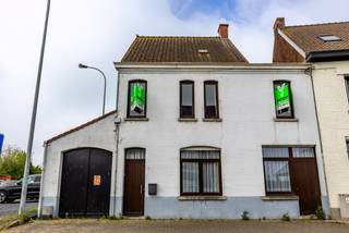 Te renoveren halfopen bebouwing met tal van mogelijkheden in Ruien – aan de voet van het Kluisbos!Ontdek deze charmante halfopen woning met enorm...