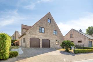 <span><span>In de Kruisstraat, aan de rand van<strong> Esen</strong>, stellen we u deze statige en ruime villa voor. Rustig gelegen en opgericht in <strong>1997 </strong>met duurzame en kwalitatieve materialen. Met zijn <strong>268 m² aan bewoonbare oppervlakte </strong>biedt deze woning bijzonder veel ruimte en tal van mogelijkheden voor gezinnen, thuiswerkers en hobbyisten.<br /><br />Bij het binnenkomen valt meteen de ruime en lichtrijke leefruimte op. De <strong>aangename openheid </strong>wordt versterkt door de vide en de houten mezzanine, die de woning een <strong>karaktervolle uitstraling</strong> geven. De woonkamer bestaat uit een gezellige zithoek met <strong>gashaard</strong> en een ruime eetplaats, aansluitend op de <strong>open, ingerichte keuken</strong>. Deze is uitgerust met oven, koelkast, kookplaat, dampkap en spoelbak.<br />Op het gelijkvloers bevinden zich verder een ruime inkomhal, een apart toilet met handenwasser, een praktische wasplaats/bergruimte en een <strong>bureauruimte </strong>die ook perfect als slaapkamer kan worden gebruikt. Dankzij de aanwezigheid van een douchekamer met lavabo is deze ruimte bovendien bijzonder geschikt als <strong>gelijkvloerse slaapkamer</strong> of voor wie <strong>levenslang wonen </strong>belangrijk vindt.<br /><br />De woning beschikt momenteel over 3 slaapkamers op de eerste verdieping. Daarnaast is er een grote, volledig<strong> ingerichte zolderkamer/hobbyruimte</strong> op de tweede verdieping en een bureauruimte op het gelijkvloers. Mits een andere invulling kunnen deze ruimtes perfect bijkomende slaapkamers worden, waardoor de woning potentieel over 5 kamers kan beschikken.<br />Ook op praktisch vlak heeft deze woning heel wat te bieden. De <strong>dubbele inpandige garage </strong>met automatische poorten biedt plaats aan twee wagens en beschikt over een driefasige stroomaansluiting. Daarnaast is de woning onderkelderd en zijn er op de eerste verdieping nog twee zolderbergingen aanwezig.<br />De eerste verdieping omvat naast de drie slaapkamers een badkamer, uitgerust met ligbad, aparte douche en lavabomeubel, evenals een apart toilet.<br />Buiten geniet u van een <strong>oost-georiënteerde tuin met gazon, een (overdekt) terras en een tuinhuisje</strong>. De ruime oprit biedt bovendien plaats aan twee wagens.<br /><br />De woning is voorzien van dubbele beglazing met houten schrijnwerk en wordt verwarmd via <strong>centrale verwarming</strong> op aardgas, met een Remeha-installatie van 2015. Met een energiescore van 216 kWh/(m²jaar) beschikt de woning over een <strong>EPC-label C</strong>.<br /><br /><u>De belangrijkste troeven:</u></span></span>
<ul>
	<li><span><span><strong>268 m² aan bewoonbare oppervlakte</strong>;</span></span></li>
	<li><span><span>Rustige ligging aan de rand van Esen op een perceel van 498 m²;</span></span></li>
	<li><span><span>Zeer degelijk gebouwd met duurzame en kwalitatieve materialen;</span></span></li>
	<li><span><span><strong>Potentieel 3 tot 5 slaapkamers en 2 badkamers</strong>;</span></span></li>
	<li><span><span>Gelijkvloers bureel en grote, ingerichte zolderkamer/hobbyruimte;</span></span></li>
	<li><span><span>Ruime en lichtrijke leefruimte met vide en houten mezzanine;</span></span></li>
	<li><span><span>Dubbele inpandige garage (onderkelderd) met automatische poorten;</span></span></li>
	<li><span><span>Driefasige stroomaansluiting;</span></span></li>
	<li><strong><span><span>Gunstig </span></span></strong><span><span><strong>EPC</strong>: 216 kWh/m²/jaar – label C.</span></span></li>
</ul>
<span><span>Een ruime, solide en karaktervolle woning met een zee aan ruimte en mogelijkheden, rustig gelegen aan de rand van Esen en toch nabij Diksmuide. Ideaal voor wie comfortabel wil wonen en nood heeft aan extra ruimte voor gezin, thuiswerk, hobby's of een toekomstige uitbreiding van het aantal slaapkamers.<br />Interesse? Neem gerust contact op voor meer informatie of plan een bezoek en ontdek zelf de ruimte, charme en vele mogelijkheden van deze woning.<br /><br />Bel Diksimmo op het nummer<strong> 051 50 11 51 </strong>of mail naar diksmuide@diksimmo.be.</span></span>
