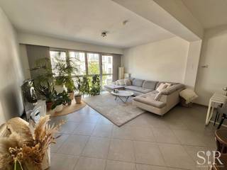 Opbrengsteigendom met een handelsgelijkvloers met 4 appartementen te koop. <br />Ben je op zoek naar een perfecte opportuniteit om te investeren. Dan is dit gebouw exact wat je nodig hebt. Dankzij zijn ideale ligging is dit de perfecte uitvalsbasis voor iedereen die graag dichtbij het stadscentrum wil wonen, maar toch een snelle verbinding heeft met de verbindingswegen. <br /><br />Indeling: het gebouw bestaande uit een handelsgelijkvloers en 4 appartementen. Er is een lift aanwezig.<br />Ieder appartement heeft ongeveer dezelfde indeling: inkomhal, ruime en lichtrijke leefruimte met open geïnstalleerde keuken, aparte wc met handwasser, berging met aansluiting voor het wasmachine en droogkast, badkamer met ligbad en dubbel lavabomeubel, 1 slaapkamer met toegang tot het terras (avonzonnetje).<br /><br />- GLVL: 91m², EPC B<br />- 1ste: 81m², EPC B<br />- 2de: 84 m², EPC B<br />- 3de: 84m², EPC B<br />- 4de: 85m², EPC C<br /><br />Concreet: gebouw met handelsgelijksvloer met 4 appartementen. Bovenste appartement (4de verdieping) is een dakappartement.<br />Jaarlijks huuropbrengst: €47.500 + gemeenschappelijke kosten. Deze komen er nog bovenop)<br />Alles is verhuurd aan zeer degelijke huurders.<br />Lift aanwezig.<br /><br />Interesse? Contacteer ons via info@immosir.be of via 015/65.50.05
