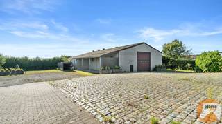 DILBEEK – Charmante woning met grote loods (525m²)<br /><br />Deze uitzonderlijke eigendom in het prachtige Dilbeek biedt een unieke mogelijkheid om te wonen in een ruime gezinswoning gecombineerd met een grote loods. <br />Gelegen op een perceel van ca. 42 are, biedt deze woning tal van mogelijkheden voor wie op zoek is naar zowel ruimte als functionaliteit.<br /><br />Hoewel de woning zich in een landelijke omgeving bevindt, bent u op slechts een korte afstand van Brussel. <br />De centrale ligging zorgt ervoor dat u kunt genieten van zowel de rust als de nabijheid van stedelijke voorzieningen waaronder winkels, scholen, restaurants,… <br />Dit maakt het pand perfect voor gezinnen en professionals die het beste van beide werelden willen.<br /><br />Een van de meest opvallende kenmerken van deze eigendom is de grote loods van 525m² voor agrarisch gebruik. <br />Deze loods biedt enorm veel opslag- en werkruimte. De grootte en functionaliteit van de loods maken dit pand bijzonder aantrekkelijk.<br /><br />De woning zelf is ruim en goed ingedeeld. In totaliteit herbergt deze woning 3 kamers op het gelijkvloers en 1 kamer op de zolderverdieping.<br />De ruime woon- en eetkamer zijn voorzien van voldoende ramen voor natuurlijk licht zodat je optimaal kan genieten van het prachtig groen vergezicht. <br /><br /><br />De vermelde prijs is een richtprijs. Na ontvangst van de biedingen zal de verkoper beslissen of hij/zij de eigendom verkoopt aan het beste bod. De richtprijs is aldus niet bindend voor de verkoper. Voor meer info kunt u ons contacteren 053/60.65.66 of het reglement raadplegen op onze website.