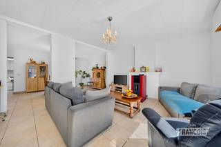 Deze instapklare woning geniet van een absolute topligging in het centrum van Diksmuide, pal aan het stadspark en op wandelafstand van de Grote Markt. Winkels, scholen, horeca en openbaar vervoer bevinden zich vlakbij, waardoor u geniet van alle comfort in een rustige en groene omgeving.<br /><br />Via de inkomhal met gastentoilet komt u in de lichtrijke leefruimte met open eetplaats. Aansluitend bevindt zich de functionele, ingerichte keuken met praktische berging die voor extra opbergruimte zorgt. Buiten vindt u een gezellige koer én een aangenaam dakterras, waar u in alle rust van de buitenlucht kunt genieten.<br /><br />Op de verdieping bevinden zich twee ruime slaapkamers en een verzorgde badkamer uitgerust met een dubbele lavabo en douche. Daarnaast beschikt de woning over een zolderkamer die perfect kan dienen als derde slaapkamer, bureau of hobbyruimte.<br /><br />De ramen werden vernieuwd in 2024 en zijn voorzien van hoogrendementsbeglazing, wat bijdraagt aan het wooncomfort en de energiezuinigheid.<br /><br />Dankzij de uitstekende ligging, de instapklare afwerking, de aangename buitenruimtes en de mogelijkheid tot drie slaapkamers is deze woning de ideale keuze voor starters, gezinnen én investeerders.<br /><br />De prijs is een vanafprijs. Elk bod gelijk aan of hoger dan de vermelde richtprijs wordt voorgelegd aan de eigenaar. De verkoper behoudt zich het recht voor om al dan niet in te gaan op een bod.<br /><br />