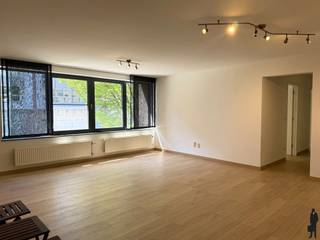 Ontdek dit ruim en lichtrijk appartement gelegen op de eerste verdieping te Ferdinand Coosemansstraat 4, 2600 Antwerpen. Met een gunstige EPC-score B, drie volwaardige slaapkamers en een aangenaam terras, biedt dit appartement een ideale combinatie van ruimte, comfort en een centrale ligging.<br /><br />GA NAAR WWW.DEBOERENPARTNERS.BE OM RECHTSTREEKS UW ONLINE AFSPRAAK IN TE PLANNEN<br /><br />Indeling:<br />Inkomhal<br />Zeer ruime en lichtrijke leefruimte met grote raampartijen<br />Open, volledig uitgeruste keuken<br />Drie volwaardige slaapkamers<br />Badkamer met ligbad en dubbele lavabo<br />Tweede badkamer met douche<br />Apart toilet<br />Praktische berging/wasplaats<br />Aangenaam terras<br /><br />De leefruimte vormt het hart van het appartement en geniet van veel natuurlijke lichtinval dankzij de brede raampartijen. De open keuken sluit hier naadloos op aan en zorgt voor een gezellige en functionele leefomgeving. De drie slaapkamers bieden voldoende ruimte voor een gezin, bureau of hobbykamer.<br /><br />Bijzonderheden:<br />Parking mee aan te huren aan €100/maand<br />Vaste kosten: €150/maand (gemeenschappelijke delen)<br />Aparte meters <br />EPC B<br />Onmiddellijk beschikbaar<br /><br />GA NAAR WWW.DEBOERENPARTNERS.BE OM RECHTSTREEKS UW ONLINE AFSPRAAK IN TE PLANNEN