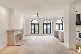 <p><strong>Prachtig gerenoveerd appartement (149 m²) met 2+ slaapkamers en zonnig terras nabij centrum Mechelen.</strong></p>
<p><strong>BEKIJK ZEKER ONZE (VIRTUELE) GRONDPLANNEN EN ATTESTEN VOOR DE INDELING EN EXTRA INFORMATIE.</strong></p>
<p>Ontdek dit prachtig gerenoveerde appartement dat in 2025 met veel oog voor kwaliteit en detail werd afgewerkt, waarbij authentieke elementen behouden bleven. Met een bewoonbare oppervlakte van 149 m², een lichtrijke indeling en een zonnig zuidgericht terras biedt deze woonst een unieke combinatie van karakter en hedendaags comfort. Bovendien geniet u van een uitstekende ligging aan de stadsrand van Mechelen, op wandel- en fietsafstand van het centrum, winkels, scholen, openbaar vervoer en met een vlotte verbinding naar de E19.</p>
<p>ALGEMENE KENMERKEN:</p>
<ul>
<li>Zeer ruim, lichtrijk en karaktervol appartement met een bewoonbare oppervlakte van 149 m²</li>
<li>Kwalitatieve totaalrenovatie in 2025 met behoud van authentieke elementen</li>
<li>Ideale ligging aan de stadsrand, op wandel- en fietsafstand van het bruisende centrum van Mechelen</li>
<li><span>Zuidgericht terras met open zicht</span></li>
<li><span>Gemeenschappelijke fietsenstalling</span></li>
<li>Nabijgelegen autostaanplaatsen optioneel bij aan te kopen</li>
</ul>
<p><strong>TECHNISCHE KENMERKEN:</strong></p>
<ul>
<li>EPC: 112 kWh/(m²/jaar) – Label B</li>
<li><span>Elektrische installatie conform het AREI</span></li>
<li><span>Asbestveilig</span></li>
<li><span>Verwarming op aardgas</span></li>
</ul>
<p><strong>INDELING:</strong></p>
<ul>
<li>Zeer ruime en lichtrijke leefruimte met open keuken (50 m²)</li>
<li>Polyvalente ruimte: ideaal als bureau, extra zithoek (17 m²)</li>
<li><span>Aparte wasplaats</span></li>
<li>Moderne badkamer met douche, dubbele lavabo en toilet</li>
<li><span>Apart gastentoilet</span></li>
<li>Master bedroom (23 m²) met toegang tot het terras</li>
<li>Aanpalende kamer die kan dienen als slaapkamer, dressing, ... <span>(11 m²)</span></li>
<li>Tweede ruime slaapkamer (16 m²) met toegang tot het terras</li>
<li><span>Zonovergoten terras (9 m²)</span></li>
</ul>