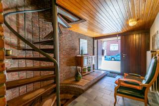 Een perfect onderhouden, degelijke bel-étage woning met oa. 3 slaapkamers, tuin en garage welgelegen nabij openbaar vervoer en invalswegen !<br /><br />Bestaande uit:<br />Op het gelijkvloers: inkomhal (12,00m²), toilet, vestiaire, garage (15,42m²) en berging/wasplaats (13,00m²);<br />Op de eerste verdieping: overloop, leefruimte/eetplaats (38,70m² - met ingebouwde openhaard), keuken (8,70m² ) en aansluitend een terras (4,50m²)<br />Op de tweede verdieping: nachthal, 3 slaapkamers (11,40 / 11.30 / 10.50m²), badkamer (lavabo met meubel, ligbad, toilet)<br />Verder: terras, tuin, zolder (13,50m²), kelder (6,20m²).<br /><br />Buitenschrijnwerk hout en ALU dubbel glas - Nieuwe centraal verwarming op aardgas (condensatieketel - 2026)<br />EPC: 244 Kwh/m² - UC: 20260811-0003923366-RES-1 - label C<br />Percelloppervlakte: 1a 18ca - kadastraal inkomen: 969 EUR - Bouwjaar: 1971<br />Nutsvoorzieningen: water, gas, elektriciteit, riolering, waterverzachter <br />Meer info op: www.stationsstraat13.be <br /><br />Stedenbouwkundige inlichtingen aanwezig op kantoor.