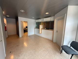 Multifunctioneel gebouw in het centrum van Lendelede<br /><br />Ontdek dit veelzijdige pand in het centrum van Lendelede, ideaal voor ondernemers, vrije beroepen of bedrijven die op zoek zijn naar een flexibele werkruimte met een uitstekende bereikbaarheid en visibiliteit.<br /><br />Op het gelijkvloers bevinden zich meerdere kantoor- en werkruimtes die volledig naar eigen wens kunnen worden ingericht. De ruime inkomhal leent zich perfect als ontvangstruimte of wachtzaal. Daarnaast beschikt het pand over een inpandige garage, ideaal als parkeerplaats, extra bergruimte of stockageruimte.<br /><br />Op de verdieping vindt u een ruime vergaderzaal, een apart toilet en een doucheruimte, wat het pand extra praktisch maakt voor professioneel gebruik.<br /><br />Vooraan het gebouw zijn meerdere parkeerplaatsen voorzien. Dankzij de ligging langs een goed zichtbare straat geniet het pand bovendien van een uitstekende commerciële visibiliteit.<br /><br />De doordachte indeling en de veelzijdige invulling maken dit gebouw geschikt voor uiteenlopende activiteiten, zoals kantoren, praktijkruimtes, vrije beroepen of andere professionele doeleinden.<br /><br />Dankzij de degelijke constructie, de flexibele indeling en de strategische ligging vormt dit pand een interessante investering voor wie op zoek is naar een gebouw met tal van mogelijkheden en een sterk toekomstpotentieel.<br /><br />Interesse? Contacteer ons voor meer informatie of een bezoek via 0471 45 29 95 of axel@immofrancois.be.