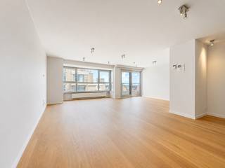 Instapklare penthouse met zijdelings zeezicht, rustig gelegen in een zijstraat van de Zeedijk en de winkelstraat van Nieuwpoort-Bad. Dankzij deze topligging bevinden het strand, de winkels, diverse horecazaken en het openbaar vervoer zich op een steenworp.<br />De penthouse omvat een inkomhal met gastentoilet, een praktische berging en een ruime, lichtrijke woonkamer met een volledig ingerichte open keuken. Vanuit de leefruimte heeft u toegang tot het eerste terras met zijdelings zeezicht. Verder zijn er drie volwaardige slaapkamers, waaronder een masterbedroom met dressing en een aanpalende badkamer, uitgerust met een ligbad, enkele wastafel en toilet. Deze slaapkamer geeft rechtstreeks uit op het tweede, zongerichte terras met een open uitzicht over Nieuwpoort. Daarnaast is er een tweede badkamer met douche en toilet.<br />Inclusief privatieve kelderberging op niveau -3. Mogelijkheid tot aankoop van een dubbele garage, eveneens gelegen op niveau -3 van het ondergrondse garagecomplex.<br /><em>Enkele foto's werden digitaal ingericht ter illustratie van de inrichtingsmogelijkheden.</em>