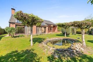 <p><span>Op zoek naar een ruime woning die u volledig naar uw eigen smaak kunt omvormen? Dan is deze charmante villa in een rustige en gegeerde buurt van Laarne precies wat u zoekt! </span></p><p><span>Gelegen op een prachtig </span><span>perceel van maar liefst 1.151 m²,</span><span> biedt deze woning een unieke combinatie van ruimte, licht en mogelijkheden. Met een </span><span>bewoonbare oppervlakte van 312 m²</span><span> beschikt u hier over alle troeven om uw droomwoning te realiseren.</span></p><p><span>De woning verwelkomt u via een ruime oprit en beschikt over een inpandige garage. Binnenin vindt u momenteel twee slaapkamers en een badkamer, aangevuld met een indrukwekkende zolder van 114 m² die tal van uitbreidingsmogelijkheden biedt. Denk aan verschillende extra slaapkamers, een hobbyruimte of een stijlvolle master suite. De lichtrijke veranda vormt een absolute meerwaarde en zorgt voor een aangename connectie met de tuin. Buiten geniet u van een groene omgeving met een charmant vijvertje en een grote, afzonderlijke moestuin ideaal voor wie houdt van rust en natuur.</span></p><p><span>De woning kent een </span><span>renovatieplicht (EPC F-label),</span><span> wat u de kans geeft om ze volledig af te stemmen op uw wensen en hedendaags comfort. Dit biedt echter ook opportuniteiten om energiezuinig en toekomstgericht te investeren. We werken met een instelprijs.</span></p><p><span> </span></p><p><span>Kortom, een unieke kans voor wie op zoek is naar ruimte, karakter en potentieel op een </span><span>toplocatie in Laarne</span><span>. Neem vandaag nog contact op met Anthes voor een bezoek via 0486/46.23.95 of mail naar anthes@defooz.com</span></p>