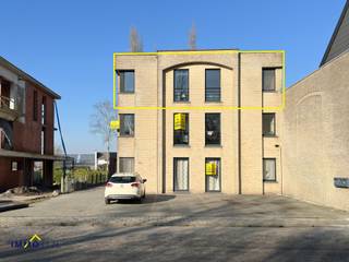 Dit ruim appartement, gelegen op de tweede verdieping van een kleinschalig gebouw, beschikt over een inkomhal met gastentoilet, een...
