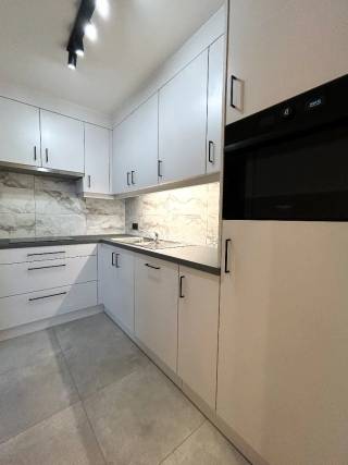 In een rustig gedeelte van Tienen centrum kan je dit zéér mooi gerenoveerd appartement komen bezoeken. Het appartement is gelegen op de eerste verdieping en omvat: inkomhal, toilet, woon- en eetkamer, splinternieuwe ingerichte keuken, twee slaapkamers en een nieuwe badkamer. Eveneens is er een kelderberging van 7 m² inbegrepen in de prijs. Van de zon kan je heerlijk genieten in de verzorgde en rustige gemeenschappelijke tuin aan de achterkant van het gebouw. <br />Alle voorzieningen liggen letterlijk op wandelafstand en parkeergelegenheid is er in de directe omgeving. Het Vianderdomein ligt op 600 m stappen van deze residentie. Het gebouw wordt in april 2027 voorzien van een nieuwe verwarmingsketel. Maak snel een afspraak voor het te laat is.<br />Ter info: We bieden via een andere eigenaar ook een autostaanplaats te koop aan in dit gebouw.