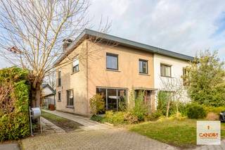 Deze halfopen woning nabij het centrum van Mariakerke is gelegen op een rustige locatie en op fietsafstand van Stad Gent. Een droom voor wie...