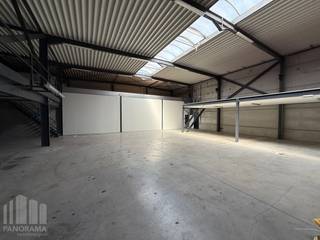 Fenomenaal gelegen bedrijfsgebouw bestaande uit 767 m² magazijn met mezzanine en verhard buitenterrein. Op een topligging langs én met visibiliteit van de <strong>E17</strong>, op amper 750 m van exit <strong>Kruishoutem</strong>.<br /><br />De loods (met mezzanine) heeft een <strong>vrije hoogte van 6 m</strong> is voorzien van een sectionale poort, polybetonvloer en lichtstraat met rookluik. Aanwezigheid van oa. een alarmsysteem, geïsoleerd steeldeck en ledverlichting. Tevens is er ruime parkeer- en manoeuvreerruimte voorzien op de site met een<strong> verhard buitenterrein</strong> van ca. 600 m², ook ideaal als extra buitenstockage. <strong>Onmiddellijk beschikbaar!</strong><br /><br />Contacteer <strong>PANORAMA B2B</strong> voor bijkomende inlichtingen, plannen of een vrijblijvend plaatsbezoek <strong>0477 02 09 02</strong>.