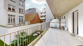 <p><strong>Gemeubeld appartement met mooie terrassen en frontaal Scheldezicht gelegen aan het Eilandje.</strong> <br /><br />Residentie Liberty Poort werd ontworpen door de Vlaamse architect Bob Van Reeth en is gelegen naast het Red Star Line Museum op het trendy Eilandje.<br /><br />Indeling: Inkomhal welke toegang geeft tot een zonnige leefruimte aan de voorzijde met frontaal scheldezicht. Vanuit de leefruimte toegang tot een mooi ZW gericht terras met zicht op de Schelde. Een volledig ingerichte keuken voorzien van de gebruikelijke toestellen met aansluitend een berging met was- en droogautomaat.<br /><br />Nachthal waarop uitkomen: 2 slaapkamers, een geïnstalleerde badkamer met douche in ligbad en een separaat toilet. Vanuit de slaapkamers toegang tot een ruim ZO gericht terras van ca. 15 m2.<br /><br />Een ondergrondse autostaanplaats met nr 29 op -1 is te huren in combinatie met het appartement voor 125 euro per maand. <br /><br />Een kelderberging met nr 44 op -2 en fietsenberging is inbegrepen in de huurprijs. <br /><br />De gemeenschappelijke kosten bedragen 125 euro per maand. <br /><br /><strong>Extra:</strong> <br />- Autostaanplaats en kelderberging aanwezig<br />- Recent gebouw<br />- Energiezuinig</p>
<p></p>
<p></p>