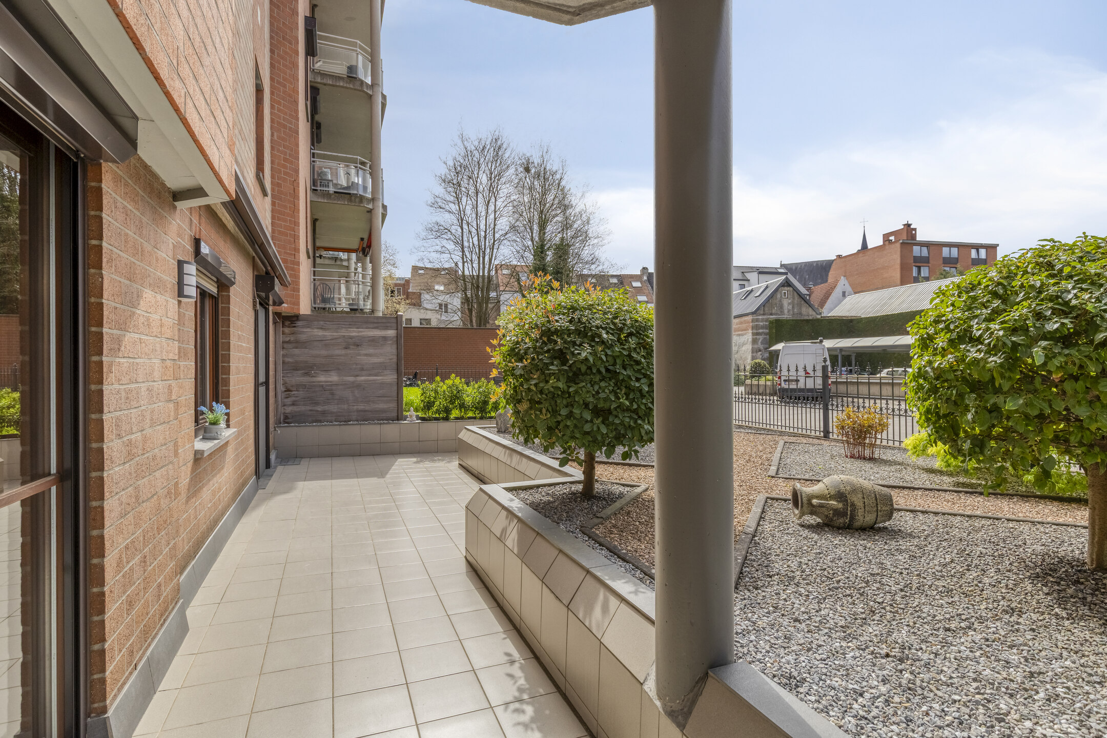 Ruim gelijkvloers appartement 2 slpk, garagebox en terras! - foto 4