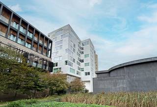 <strong>Prachtige loftlook appartement gelegen in de site van Axel Vervoordt met 1 slaapkamer te Wijnegem</strong><br /><br /><br />Dit appartement bevindt zich in het architecturaal project 'kanaal', ontworpen en uitgevoerd door niemand minder dan Axel Vervoordt.<br />Meer specifiek kan u dit appartement terug vinden op de derde verdieping van de silo's.<br />Dit befaamd project is gevestigd langs het Albertkanaal en aan de groene schijnvalei, net buiten Antwerpen.<br /><br />De industriële afwerking van dit appartement is uniek dankzij de combinatie van een donkerbruine gietvloer, blootgestelde beton muren en een in hout gewikkelde middenconsole.<br /><br />We betreden het appartement via de inkomhal die uitgeeft op de mooie leefruimte met een volledig geïnstalleerde wandkeuken. <br />In het midden van dit appartement bevindt zich een console met ingebouwde kasten langs 3 zijden, alsook een toegang tot de badkamer.<br />Deze laatste, afgewerkt met een mortex finish, is uitgerust met een inloopdouche, een enkel lavabomeubel en ingemaakte kasten.<br />De ruime slaapkamer (31,50 m²), dewelke afgesloten kan worden door schuifdeuren aan weerszijde, beschikt ook over een prachtig uitzicht en een zee van licht dankzij de grote raampartijen. <br /><br />Dit appartement beschikt ook over een apart toilet en wasruimte met aansluitingen voor een wasmachine en droogkast. <br /><br />Tot slot is er een ondergrondse staanplaats welke verplicht is mee te huren aan 100€/mnd.<br /><br />Troeven:<br />+ Zeer gegeerd project<br />+ Lift<br />+ Loft look<br />+ Goede EPC<br />+ Prachtig uitzicht<br />+ Gemeenschappelijke tuin<br />+ Goede ligging<br /><br /><strong>Interesse in dit appartement? Stel uzelf kandidaat via de groene knop "Ik ben kandidaat" op www.vbvastgoed.be/residentieel/te-huur.</strong>