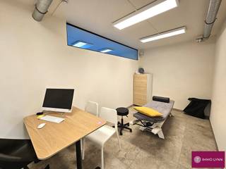 Recent, commercieel gelijkvloers in centrum Kampenhout! Indeling: wachtruimte met balie, berging, keuken, toilet en 4 afzonderlijke...