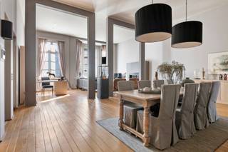 <span>Sur la prestigieuse avenue Jan Van Rijswijck, cet appartement exceptionnel est situé au premier étage d’un immeuble majestueux récemment rénové. Avec une superficie habitable de 180 m², comprenant une spacieuse terrasse, il offre une expérience de vie luxueuse avec tout le confort moderne. <br /><br />Dès l’entrée, vous êtes accueilli par un espace de vie impressionnant, où les hauts plafonds de 3,8 mètres procurent une sensation d’ouverture et d’espace. Grâce aux grandes baies vitrées, le salon et la salle à manger sont baignés de lumière naturelle, mettant en valeur les finitions élégantes et les matériaux de haute qualité. <br /><br />L’appartement dispose de deux grandes chambres, chacune avec sa propre salle de bain. Toutes les installations techniques ont été récemment mises à jour et le toit a également été rénové, vous permettant ainsi de profiter de ce bien prêt à être emménagé en toute sérénité. <br /><br />Non seulement l’appartement respire le luxe, mais l’immeuble lui-même est également en excellent état. En 2023, la façade, le hall d’entrée et l’ascenseur ont été entièrement rafraîchis, contribuant ainsi à l’aspect raffiné de l’ensemble. De plus, une cave est prévue pour un espace de rangement supplémentaire. Une place de parking intérieure est également disponible pour 35.000 €. <br /><br />Cet appartement unique allie espace, luxe et un emplacement privilégié sur l’une des plus belles avenues d’Anvers. Une opportunité rare pour ceux qui recherchent un appartement élégant et prêt à vivre, avec toutes les commodités modernes.</span>