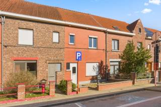 Deze ruime gezinswoning heeft tal van mogelijkheden. Dankzij de grote raampartijen geniet de woning van een aangename en overvloedige lichtinval, wat zorgt voor een warme en open leefomgeving. Met drie volwaardige slaapkamers is dit de ideale thuisbasis voor een gezin dat ruimte zoekt. De functionele indeling biedt bovendien heel wat mogelijkheden om de woning verder te moderniseren en volledig naar eigen smaak in te richten. De grote tuin en terras is perfect voor spelende kinderen en gezellige momenten buiten. Daarnaast zijn er een kelder, een zolder met extra potentieel en een dubbele garage. De woning ligt in een zeer rustige straat, op wandelafstand van scholen, winkels, het centrum en openbaar vervoer. Maak snel een afspraak en kom dit pand bezichtigen.<br />