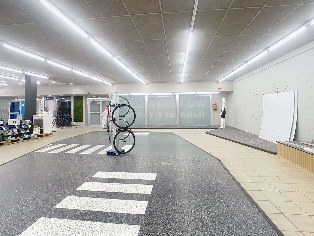 Centrally located job shop/commercial space for rent in the center of Aartrijke. - photo 3