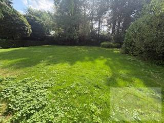 Op zoek naar een rustig gelegen bouwgrond met mooie bouwmogelijkheden? Dan is dit perceel zeker het ontdekken waard.<br /><br />Deze bouwgrond is gelegen in een rustige, doodlopende straat, waardoor u kunt genieten van een aangename woonomgeving met weinig verkeer, optimale rust en privacy.<br /><br />Het perceel beschikt over een totale oppervlakte van 660 m² en een mooie straatbreedte van circa 23 meter. Dankzij deze ruime perceelbreedte zijn er interessante mogelijkheden voor het realiseren van een aantrekkelijke woning, met voldoende ruimte voor een aangename tuin en buitenbeleving.<br /><br />Een ideale opportuniteit voor wie op zoek is naar een ruim perceel op een rustige locatie om er zijn of haar droomwoning te realiseren.<br /><br />Troeven:<br />Totale perceeloppervlakte van 660 m²<br />Straatbreedte van ca. 23 meter<br />Gelegen in een rustige, doodlopende straat<br />Weinig doorgaand verkeer<br />Aangename en rustige woonomgeving<br />Interessante bouwmogelijkheden<br />Ideaal voor het bouwen van een eigen droomwoning<br /><br />voor meer info contacteer ons.<br />