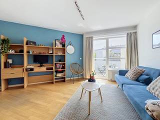Appartement te koop in Brussel Centrum – 1 slaapkamer met terras nabij Sint-Gorikshallen<br /><br />Bent u op zoek naar een appartement te koop in Brussel Centrum? Ontdek dit prachtige appartement met 1 slaapkamer, ideaal gelegen in het historische hart van Brussel, op slechts enkele stappen van de Sint-Gorikshallen (Halles Saint-Géry), het Sint-Katelijneplein (Sainte-Catherine), de Beurs van Brussel (Place de la Bourse) en de trendy Dansaertwijk.<br /><br />Rebecca Hallal<br />📞 +32 472 12 62 42<br />✉️ rebecca.hallal@weinvest.be<br /><br />We Invest Bruxelles-Europe presenteert dit lichtrijke appartement van 64 m², gelegen op de 5e verdieping van een verzorgd gebouw met lift uit 1991. Dankzij zijn uitzonderlijke ligging in een van de meest gegeerde wijken van Brussel is dit de ideale keuze als hoofdverblijf, stadsappartement (pied-à-terre) of vastgoedinvestering.<br /><br />Het appartement beschikt over een ruime en lichtrijke leefruimte, een volledig uitgeruste keuken, een comfortabele slaapkamer met ingebouwde kasten, een badkamer, een apart toilet en een aangenaam oostgericht terras, waar u elke ochtend van de eerste zonnestralen kunt genieten.<br /><br />Topligging in het centrum van Brussel<br /><br />Wonen aan de Sint-Gorikshallen betekent wonen in een van de meest levendige en karaktervolle buurten van Brussel. De wijk staat bekend om haar historische architectuur, gezellige sfeer, culturele uitstraling en talrijke restaurants, cafés en boetieks.<br /><br />Op wandelafstand vindt u onder meer:<br /><br />Sint-Gorikshallen<br />Beurs van Brussel<br />Sint-Katelijneplein<br />Dansaertwijk<br />Winkels, restaurants en cafés<br />Metro-, tram- en bushaltes<br />Het historische centrum van Brussel<br />Troeven van het appartement<br />Appartement met 1 slaapkamer van 64 m²<br />Oostgericht terras<br />Gebouw met lift<br />Volledig uitgeruste keuken<br />Ingebouwde kasten in de slaapkamer<br />Individuele gasketel<br />Dubbele beglazing<br />Veiligheidsdeur<br />EPC: C<br />Conforme elektrische installatie<br />Lage gemeenschappelijke lasten: €115/maand<br /><br />Dankzij de strategische ligging in het centrum van Brussel, vlak bij de Europese instellingen, winkels, horeca en openbaar vervoer, vormt dit appartement eveneens een uitstekende vastgoedinvestering met een sterk verhuurpotentieel.<br /><br />Praktische informatie<br />Individuele verwarming op aardgas<br />EPC: C<br />Elektrische installatie conform<br /><br />Bent u geïnteresseerd in dit appartement te koop in Brussel Centrum?<br /><br />Neem vandaag nog contact op met We Invest Bruxelles-Europe om een bezoek te plannen. Ons team begeleidt u graag bij de aankoop, verkoop of investering van vastgoed in Brussel.