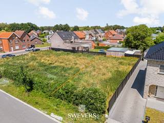 Voor meer info en foto’s, surf naar www.swevers.be – Ontdek deze bouwgrond voor open bebouwing in de Valentijnstraat, lot 3 te Beringen. Een interessante kans voor wie een eigen woning wil bouwen op een rustige locatie met een vlotte bereikbaarheid en alle dagelijkse voorzieningen in de buurt. Het perceel heeft een oppervlakte van 4 are 49 ca en beschikt over een noord-oostelijke oriëntatie, wat zorgt voor een aangename lichtinval in de tuin gedurende de dag. Met een perceelbreedte van 15,62 meter en een diepte van 29,85 meter biedt deze bouwgrond tal van mogelijkheden voor het realiseren van een comfortabele gezinswoning, mits het bekomen van de nodige vergunningen. De bestemming voor open bebouwing zorgt bovendien voor voldoende ruimte rondom de woning en een aangenaam, open woongevoel. De ligging vormt een belangrijke troef. Scholen bevinden zich op slechts 450 meter, openbaar vervoer op 200 meter en recreatiemogelijkheden op ongeveer 300 meter. Ook winkels zijn vlot bereikbaar op 550 meter afstand. Voor pendelaars is de nabijheid van de snelweg, op 6,5 kilometer, een extra pluspunt. Deze bouwgrond combineert ruimte, potentieel en een gunstige ligging in een aangename woonomgeving. Ideaal voor wie op zoek is naar een plek om een woning volledig naar eigen wensen te realiseren. Voor meer informatie, bel 011 255 155.