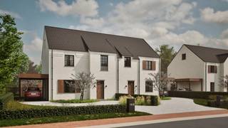 Vier energiezuinige pastorijwoningen – 6% btw op grond en constructie<br /><br />In de Gestelstraat, ter hoogte van huisnummer 16/18, worden vier ruime en stijlvolle pastorijwoningen gerealiseerd. De woningen combineren een landelijke architectuur met hedendaags wooncomfort en een uitstekende energieprestatie. Ze zijn rustig gelegen met een prachtig open zicht op de achterliggende weilanden en het groen, terwijl de E313 en E314 vlot bereikbaar zijn.<br /><br /><strong>WONING 18A – LOT 4 | RUIME ENERGIEZUINIGE PASTORIJWONING</strong><br /><br />Woning 18A heeft een bewoonbare oppervlakte van <strong>ca. 187,5m²</strong> en staat op een ruim perceel. De woning wordt volledig afgewerkt, waarbij je de afwerking op verschillende punten nog zelf kunt kiezen. Bovendien zijn de tuinaanleg en carport inbegrepen en is er een vergunning voor een tuinberging, die optioneel kan worden voorzien.<br /><br /><strong>*Gelijkvloers</strong><br />Via de inkomhal met vestiaire en apart toilet kom je in de ruime leef- en eetruimte. De aangrenzende leefkeuken beschikt over een praktische berging/wasplaats. Dankzij de grote raampartijen aan de achterzijde geniet je hier van bijzonder veel lichtinval en een mooi zicht op de tuin. De afwerking kan nog naar eigen smaak gekozen worden, waaronder de vloer, keuken, badkamer en binnendeuren.<br /><br /><strong>*Verdieping</strong><br />Op de eerste verdieping bevinden zich twee ruime slaapkamers en een royale master bedroom met ruimte voor een dressing. Daarnaast is er een badkamer met bad en douche en een apart toilet. De slaapkamers worden voorzien van een laminaatvloer.<br /><br /><strong>*Zolder</strong><br />De ruime zolder van ca. 40m² is bereikbaar via een betonnen trap en wordt gechapt. Deze ruimte kan, indien gewenst, volledig worden afgewerkt en biedt tal van mogelijkheden voor extra slaapkamers, een bureau, hobbyruimte of polyvalente ruimte.<br /><br />Een grote troef is het<strong> E-peil van 0 en energielabel A+</strong>. Dit wordt onder meer gerealiseerd dankzij zonnepanelen, een warmtepomp, vloerverwarming en een automatisch ventilatiesysteem type D.<br /><br />Vermelde prijs is exclusief btw en notariskosten.<br /><br />Interesse in een ruime, energiezuinige nieuwbouwwoning met een landelijke uitstraling en veel buitenruimte? Neem dan contact met ons op voor meer informatie of een afspraak: 011 39 90 50 - info@jansenrealestate.be. Wij ontzorgen je ook voor de verkoop van je huidige woning.