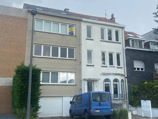 <p>immo DAVID stelt u dit ruime duplexappartement voor, gelegen in een kleinschalig gebouw met een uitstekende bereikbaarheid. Via de inkomhal komt u in de lichtrijke woonkamer van 33 m² met open keuken. Aansluitend bevindt zich de praktische wasplaats/berging. Op deze verdieping vindt u verder twee slaapkamers van respectievelijk 14 m² en 10 m², evenals de badkamer. Via een vaste trap bereikt u de derde kamer van maar liefst 31 m². Deze ruime kamer biedt tal van mogelijkheden en kan perfect ingericht worden als master bedroom, hobbyruimte, bureau of polyvalente ruimte. De ligging is een absolute troef! Het appartement bevindt zich op korte afstand van tal van voorzieningen en belangrijke verbindingswegen:Op 1 km van de Brusselse Ring (R0), op 300 m van de fietssnelweg, op 1 km van station Zellik, op 100 m van een bushalte, op 500 m van winkels, op 500 m van een basisschool, op 500 m van het sportcomplex. Dankzij de vlotte verbindingen met Brussel en de nabijheid van winkels, scholen, sportfaciliteiten en openbaar vervoer is dit appartement bijzonder interessant voor wie comfortabel en praktisch wil wonen.</p>