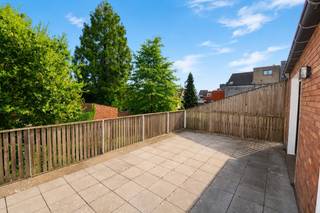 Ruim en energiezuinig appartement op de eerste verdieping (met lift) met 2 slaapkamers, riant terras, ondergrondse autostaanplaats en kelderberging in het centrum van Broechem, bestaande uit: inkomhal met ingemaakte vestiairekast en apart toilet met handenwasser; leefruimte (30 m²) met open keuken voorzien van keramische kookplaat, dampkap, oven en kasten; berging met aansluiting voor wasmachine; badkamer met inloopdouche en lavabomeubel en 2 slaapkamers (12 m² + 8 m²). Tevens beschikt het appartement nog over een riant terras (26 m²), een ondergrondse autostaanplaats en een kelderberging. Gunstig gelegen in het centrum van Broechem. Aparte nutsmeters, individuele CV op aardgas en ramen in aluminium schrijnwerk met dubbele beglazing. Het appartement wordt nog volledig geschilderd tegen sleuteloverhandiging. Provisie gemeenschappelijke kosten: 75 euro/maand. EPC: 108 kWh/m². Beschikbaar vanaf 1 oktober 2026.