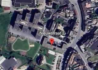 Cet emplacement extérieur, situé Nieuwstraat 2, offre la solution idéale pour ceux qui vivent ou travaillent à proximité et souhaitent garer...