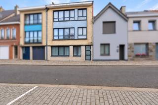 <p>Dit centraal gelegen gebouw in Beveren omvat drie appartementen van elk ca. 80 m². Elk appartement beschikt over een inkomhal, een lichtrijke woonkamer, 2 volwaardige slaapkamers, een keuken en een badkamer.<br /><br />De appartementen zijn momenteel aan een opfrissing toe, maar bieden daardoor heel wat mogelijkheden voor wie op zoek is naar een vastgoedproject met potentieel. Mits de nodige renovatie en modernisering kunnen de units opnieuw aantrekkelijk worden ingericht en afgestemd op de hedendaagse woonbehoeften.<br /><br />Dit maakt het geheel bijzonder interessant voor investeerders die een meerwaarde willen creëren, maar ook voor wie zich richt op de residentiële verhuurmarkt en meerdere verhuureenheden op één locatie wil verwerven.<br /><br />Dankzij de centrale ligging in Beveren, de mooie oppervlaktes en de praktische indeling met telkens 2 slaapkamers, vormen deze appartementen een interessante basis voor een renovatie- en investeringsproject.<br /><br />Wij leiden je graag persoonlijk rond!</p>