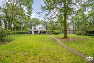 Exclusieve, charmante villa in een uitzonderlijk groen en rustgevend kader, met royale leefruimtes, 4 à 5 slaapkamers, 2 badkamers, garages...