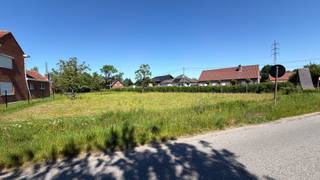 Ontdek deze prachtig gelegen bouwgrond van 7a42ca met een perceeldiepte van 32,50 m voor open bebouwing, gelegen op de hoek van de Kievitstraat en Stokt in Mol. Deze locatie combineert een rustige en landelijke omgeving met tal van voorzieningen in de nabije omgeving.<br /><br />Het perceel bevindt zich op korte afstand van de Europese School en gerenommeerde onderzoeksinstellingen zoals IRMM, SCK CEN en VITO, wat deze ligging extra aantrekkelijk maakt voor zowel gezinnen als professionals. Daarnaast bevinden een bakker, apotheek, huisartsenpraktijk en diverse horecazaken zich in de onmiddellijke omgeving. Dankzij de vlotte verbindingen bereikt u bovendien snel het centrum van Mol, evenals Geel, Dessel en Retie. <br /><br />Bovendien zal de bovengrondse hoogspanningsleiding in april 2029 verdwijnen.<br /><br /><br /><u>Bouwvoorschriften:</u><br />- Gelijkvloers: voorgevelbreedte max. 15,00 m en bouwdiepte: max. 13,00 m<br />- Bouwhoogte voor plat dak: max. 7,00 m<br />- Bouwhoogte voor hellend dak: max. 6,50 m en daknokhoogte: max. 11,50 m<br />- Bijgebouwen zijn toegelaten in de voorziene zone met een max. 75 m<sup>2</sup><br />- LOT 1 op het verkavelingsplan (zie foto)<br />- Bestemming: woongebieden met landelijk karakter<br /><br />Voor meer informatie en de bouwvoorschriften neem contact op via gilles@haerdimmo.be of 0492/86 61 15.<br /><br />Wenst u een gratis schatting van uw eigendom? Contacteer mij vrijblijvend voor een afspraak!