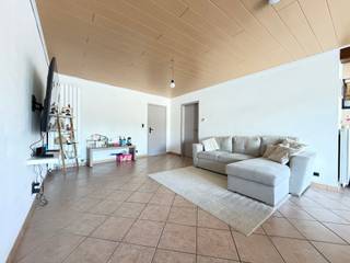 Move-in ready house for sale in Adinkerke featuring 3 spacious bedrooms, an office, attic, large garage, and sunny garden. This spacious family...
