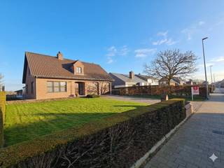 Deze vrijstaande woning bevindt zich aan het rustige einde van de Diksmuidseweg in Boezinge, op 5 minuten rijden van Ieper. In het dorp zelf is er...