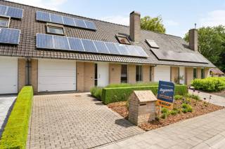 Schrijf je in op het bezoekmoment op zaterdag 20 juni via onze website:<br />https://benjaminverkoopt.be/panden/verzorgde_woning_met_4_slaapkamers-garage_met_oprit_en_tuin_in_poperinge/<br />- Ideale ligging in Poperinge: L. Van Merrisstraat 6<br />- Uitstekend EPC: 178 kWh/m²/jaar, label B<br />- Lichtrijke leefruimte met zicht op de tuin<br />- Centrale verwarming en gezellige pelletkachel<br />- Keuken met extra eetplaats<br />- 4 slaapkamers <br />- Badkamer met douchebad, wastafel en extra toilet<br />- Zolder met zoldertrap<br />- Omheinde tuin met terras en tuinhuis <br />- Inpandige garage met oprit<br />- Regenwaterput + waterverzachter<br />- Richtprijs: € 369.000