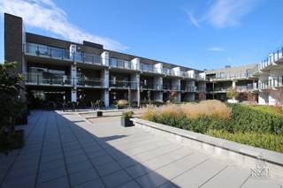 ACTIE: Extra voordeel bij aankoop van een appartement: vanaf 5% korting op de autostandplaats!<br /><br />Residentie De Mispelaer ligt in het bruisend hart van Maasmechelen, een gemeente met daarenboven veel bos- en heidegebied. De verschillende in- en uitvalswegen van de gemeente zorgen er voor dat de centra van Maastricht, Genk, Hasselt, Maaseik of Aken vlot bereikbaar zijn.<br /><br />De ruime en lichte appartementen, alle met terras, worden ontsloten via brede galerijen die uitkijken op een binnentuin op het dak van de winkel. De tuin, het bijhorende zonneterras en de aanpalende ontmoetingsruimte zijn alleen toegankelijk voor bewoners en hun bezoekers. Een ideale plek voor een gezellige babbel of een spelletje kaarten of petanque.<br /><br />=> Tweede verdieping (appartement 2.35)<br />- Inkomhal<br />- Leefruimte met keuken<br />- Eén slaapkamer<br />- Badkamer<br />- Terras van 13,89m² aan de tuinzijde<br /><br />=> Kelder<br />- Onder het complex bevindt zich een ondergrondse parkeergarage waar een parkeerplaats en een kelderberging kan aangekocht worden<br /><br />=> Kenmerken<br />- Akoestische- en thermische isolatie<br />- Aluminium ramen met superisolerende beglazing<br />- Individueel instelbare vloerverwarming<br />- Koeling (vloerkoeling)<br />- Ventilatiesysteem Type D <br />- Lift en videofoon<br />- Rolstoeltoegankelijk<br />- Drempelloos terras