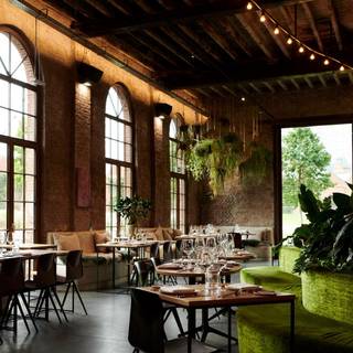 Dit karaktervolle horecapand is gelegen op een unieke locatie, vlakbij Park Spoor Noord.Deze gelijkvloers is +/-420m² groot en geniet van een ruime...