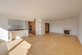 Dit prachtig gerenoveerde appartement is gelegen op de 8ste verdieping, midden in het centrum van Antwerpen, en biedt een uniek uitzicht op de Onze-Lieve-Vrouwekathedraal. Dankzij de hoge ligging geniet je bovendien van een uitzonderlijke lichtinval en een mooi open zicht over de stad.<br /><br />De ligging is bijzonder centraal: alle voorzieningen bevinden zich op wandelafstand, net als het Centraal Station van Antwerpen. Winkels, restaurants, cafés, cultuur en openbaar vervoer bevinden zich allemaal vlakbij.<br /><br />Het appartement combineert ruimte, licht en karakter met hedendaags wooncomfort. Bij het binnenkomen is er een zeer ruime vestiairekast. De leefruimte beschikt over een gezellige open haard met ingemaakte kasten en praktische boekenplankjes. De authentieke blokjesparket en mooie moulures aan de deuren geven het geheel extra charme en karakter.<br /><br />De moderne keuken vormt een echte blikvanger, met een afgerond keukeneiland in Mortex. De keuken is uitgerust met een oven, microgolfoven en koelkast met ruime diepvries en beschikt over bijzonder veel opbergruimte.<br /><br />Het appartement telt drie slaapkamers en beschikt over talrijke ingemaakte kasten in de nachthal. De badkamer is voorzien van een grote inloopdouche, dubbele lavabo en verwarmingselement. Het aparte toilet beschikt over een gezellige lavabo en extra kastruimte.<br /><br />Verder is er een aparte berging met aansluitingen voor wasmachine en droogkast. Daarnaast beschikt het appartement over een privatieve kelderberging, ideaal voor het stockeren van koffers en andere spullen.<br /><br />Voor extra comfort en veiligheid zijn er een veiligheidsdeur en videofoon aanwezig. Achteraan zijn bovendien rolluiken voorzien.<br /><br />Als extra troef is er de mogelijkheid om een garagebox aan te kopen voor €49.000, wat in deze centrale ligging een bijzonder praktische meerwaarde is.<br /><br />Is uw interesse gewekt? Voor meer informatie of een bezichtiging kunt u contact opnemen met HINTJENS.vastgoed via Sebastiaan@hintjens.eu of 0494 64 44 04.