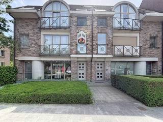 <p>Dit appartement met 1 slaapkamer in het centrum van Dilbeek combineert een rustige, residentiële ligging met een uniek uitzicht op het park en het kasteel van Dilbeek. Gelegen op de eerste verdieping van een verzorgd gebouw met lift.</p><p>Via de inkomhal bereik je de lichtrijke leefruimte van 26m², die een aangename woonbeleving biedt. De geïnstalleerde keuken sluit hier op aan. De ruime slaapkamer van 21m² beschikt over een eigen balkon. Verder beschikt het appartement over een badkamer met douche, een afzonderlijk toilet en een praktische berging met vestiaire.</p><p>Een privatieve kelder van 6m² biedt extra opbergruimte. Dankzij de centrale ligging bevinden openbaar vervoer, winkels en scholen zich op wandelafstand. Met een EPC-score van 198 kWh/m² en energielabel B geniet je bovendien van een energiezuinige woonst. Beschikbaar vanaf 01/07/2026.</p>