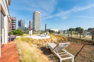 cente appartement uit 2020 combineert hedendaags comfort met een rustige ligging in de hippe stadswijk Oosteroever, vlak bij zee, strand en duinen. Dankzij de grote raampartijen en hoge plafonds geniet de leefruimte van veel natuurlijk licht en een aangenaam open zicht op het aangelegde park en de vijver.<br /><br />Het uitzonderlijke terras van 95 m² vormt een absolute meerwaarde en biedt volop ruimte om te ontspannen of gasten te ontvangen. De volledig ingebouwde keuken met toestellen van Miele en ATAG en de hoogwaardige materiaalkeuzes, waaronder glazen ingewerkte binnendeuren en een akoestische veiligheidsdeur, zorgen voor een stijlvolle afwerking.<br /><br />Het appartement is praktisch ingericht voor vaste bewoning of als tweede verblijf en beschikt over een gunstig EPC-label A.<br /><br />Belangrijkste ruimtes:<br />• Inkomhal met toegang tot alle ruimtes<br />• Lichtrijke living met hoge<br />• plafonds en zicht op park en vijver<br />• Volledig ingebouwde keuken<br />• Twee ruime slaapkamers<br />• Badkamer met inloopdouche en wastafel in meubel<br />• Apart toilet<br />• Berging met aansluiting voor wasmachine en droogkast<br />• Terras van 95 m² met open zicht op park en vijver<br /><br />Troeven:<br />• Vlak bij zee, strand en duinen<br />• Uitzonderlijk terras van 95 m²<br />• Hoogwaardige afwerking en EPC-label A<br />• Zeer goed horeca-aanbod en wijnbar op Oosteroever<br />• Fietsenberging<br />• Mogelijkheid tot aankoop ondergrondse staanplaats<br /><br />Neem vandaag nog contact op voor meer informatie of een bezoek.
