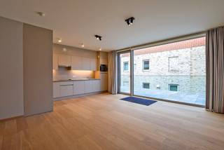In het stadscentrum van het prachtige Nieuwpoort vindt u dit piekfijn appartement terug (55m² +11m² terras). Het appartement maakt deel uit van het prachtige complex gelegen op de site van het voormalige Clarissenklooster tussen de Recollettenstraat en de Hoogstraat, in een oase van groen en rust! Dit uitstekend afgewerkt appartement bestaat uit een living met aansluitend terras, een open totaal geïnstalleerde keuken, badkamer met inloopdouche, lavabo en toilet en 1 ruime slaapkamer. De flat en het volledige complex zijn perfect aangepast aan rolstoelgebruikers. Aanwezigheid van uitgebreid dienstenpakket met woonassistent, crisiszorg en continue permanentie door middel van een oproepsysteem. Met zijn extra faciliteiten (brasserie, fitness, wellness, kapper,...) biedt Clarenhof ook nét dat ietsje meer! EPC: 125 UC: 3436887 (Ref. NI26894)